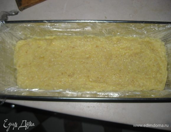 Выкладываем половину немного остывшей поленты.