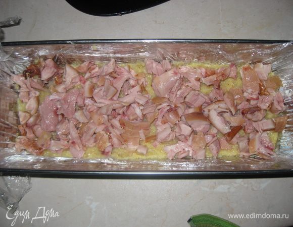 Выкладываем шар куриного мяса.