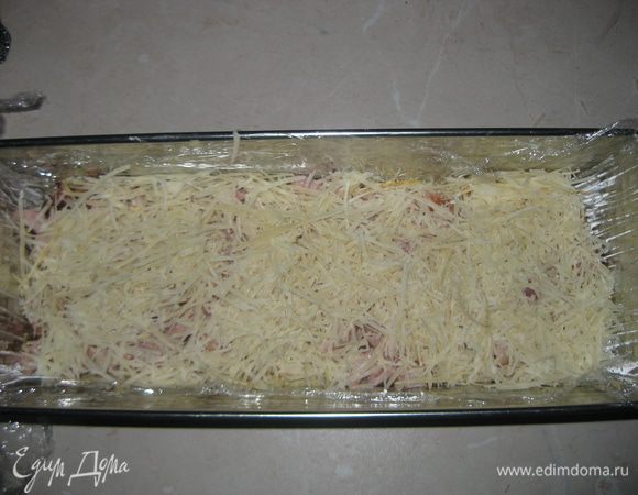 На мелкой терке натираем пармезан, выкладываем на слой из курицы.