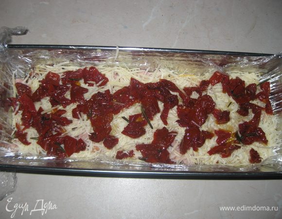 Нарезаем вяленые томаты (у меня в масле), и выкладываем на пармезан.