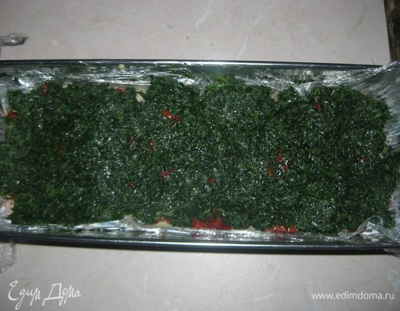 Шпинат нарезать если свежий, если замороженый то разморозить и несколько минут протушить с 1 зубком чеснока на растительм масле. Выложить на слой из томатов.