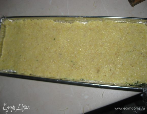 Выкладываем в форму вторую часть поленты и отправляем в холодильник на несколько часов( а лучше на ночь) до полного остывания поленты. Полента должна хорошо держать форму.