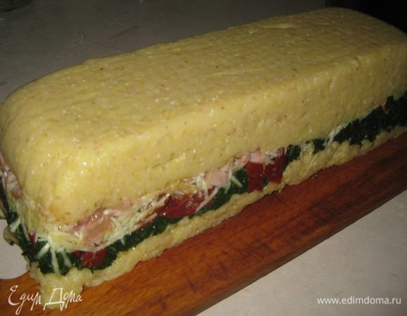 Остывшую поленту вынимаем из формы. Нарезаем на порционные куски и перед тем как ставить на стол, прогреваем в духовке 5-10 минут (или в СВЧ 1-2 минуты). 