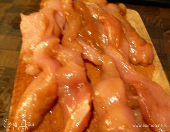 Курочку режем тонкими полосками (можно ее немного отбить, чтобы быстрей обжаривалась). Мандарины чистим и режем кружочками.
