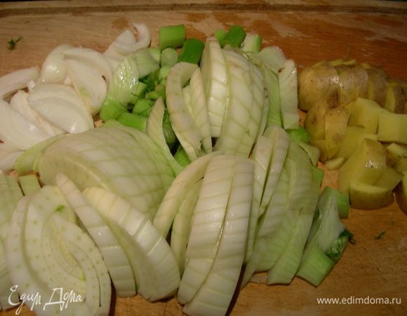 Луковицу и фенхель режем полукольцами, картофель кубиками.