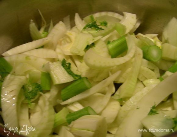 В кастрюле разогреваем масло и обжариваем лук и фенхель 3-4 минуты.