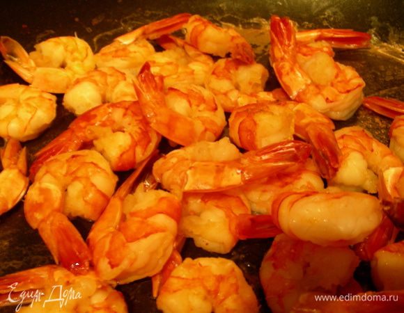 Если креветки сырые, отвариваем их до готовности.
