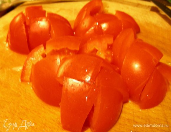 Помидоры режем кубиком.
