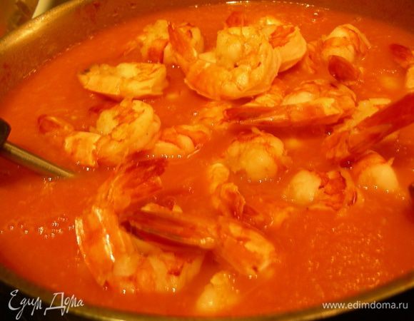 Суп-пюре возвращаем в кастрюлю, добавляем помидоры и креветки и готовим на среднем огне минут 10. Добавляем зелень.
