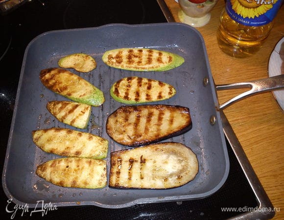 Режем кабачки и баклажаны по диагонали "язычками" 0,5 см толщиной, солим, перчим, обжариваем с 2 сторон и укладываем в красивую форму. 