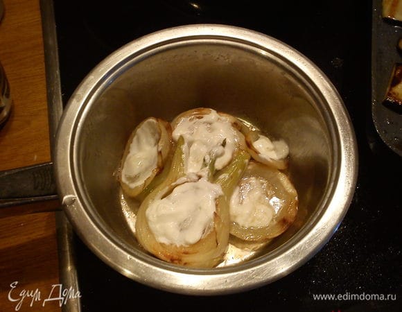 Фенхель режем на 4 части, укладываем в простую сковородку, обжариваем до золотистой корочки с 2 сторон, затем обильно поливаем лимоном, солим, кладем сверху сметанку, выливаем белое вино или овощной бульон, накрываем крышкой и тушим минут 20. По тотовности фенхель выкладываем последним слоем, обильно посыпаем зеленью ( укроп, петрушки, базилик). Готово! Приятного аппетита!!