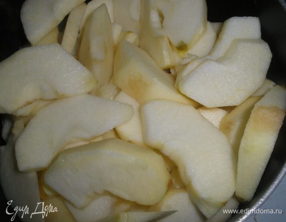 Яблоки почистить, нарезать на дольки и сложить в сотейник.  Поставить на умеренный огонь - из них нужно приготовить пюре. Добавить сахар. Если яблоки кислые тогда грам 50 максимум, но я взяла сладкие и вообще не стала добавлять сахар - получилось очень приятная естественная сладость. 
