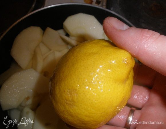 Натереть цедру с лимона, выдавить сок. Добавить их к пюре. 
