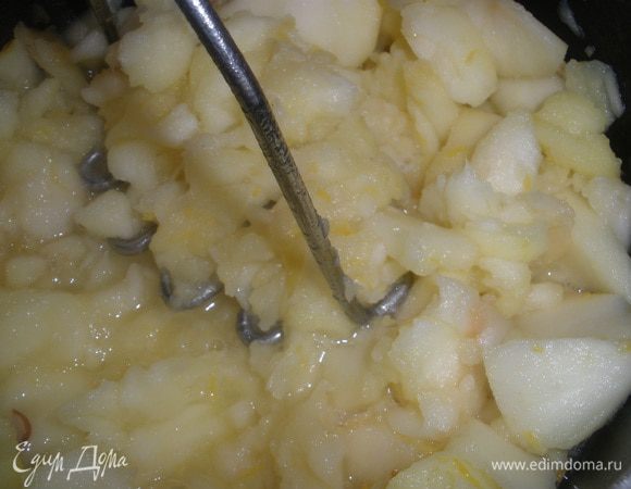 Яблоки тушить около 15 минут, обязательно под крышкой! Таким образом тепло будет идти со всех сторон и яблоки ровномернее протушатся. Когда яблоки станут мягкими прямо в сотейники начать мять их в пюре. 