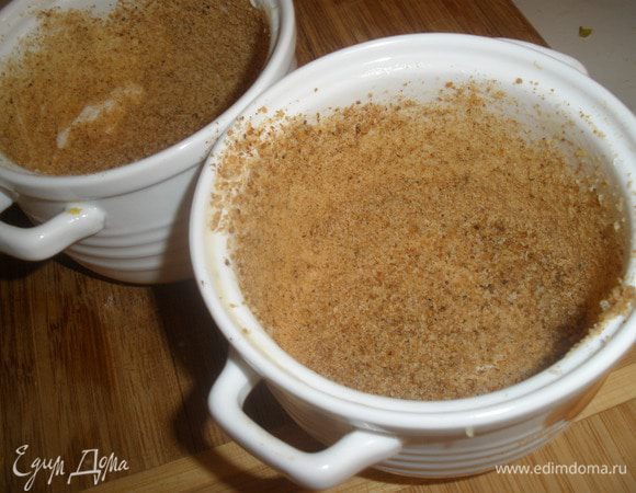 Подготовить одну большую стеклянную форму для выпечки или несколько порционных, я взяла 2 вот такие симпотичные кастрюльки, по типу больших кокотниц! Объем подошел идеально! Смазать их маслом и обильно присыпать панировочными сухарями.