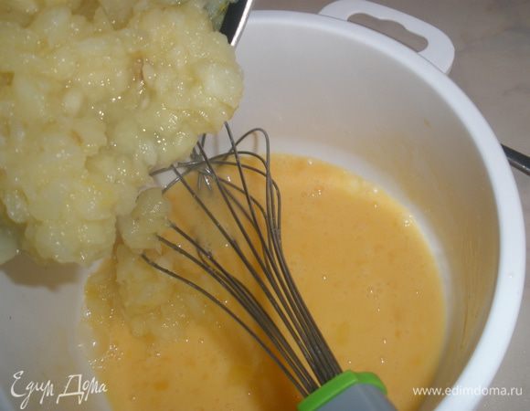 Яйца взбить венчиком, постепенно ввести пюре. Все как следует перемешать до однородности. 