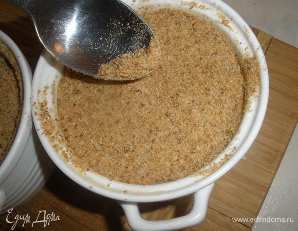 Выложить в форму и присыпать все как следует сухарями. 