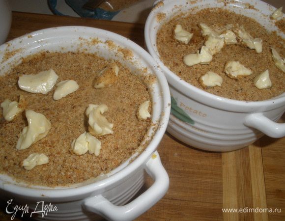 Сверху уложить маленькие кусочки сливочного масла. 