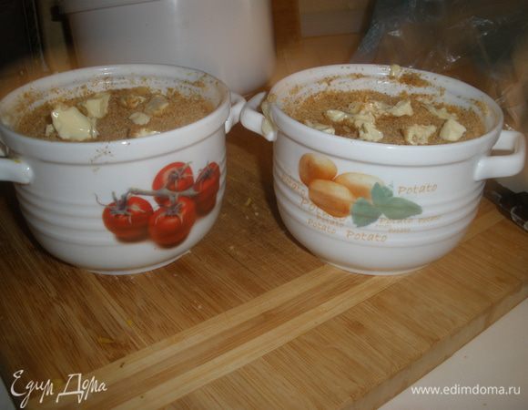 Поставить в разогретую до 180 градусов духовку на 30 минут. Подавать можно с мороженым или вбитыми сливками. 