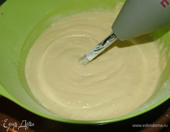 Для начинки:
Взбиваем масло с сахаром , добавив щепотку соли и цедру лимона.
Когда масса будет пышной кремообразной добавляем яйца по 1 шт, затем крахмал и в последнюю очередь творог обязательно нужно взбивать блендером до консиситенции сметаны или же творог должен быть не крупинчатым а как сметана изначально.
