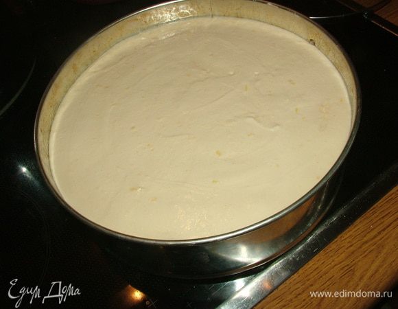 Начинку распределяем на готовый корж и помещаем в духовку при 175 гр на 1 час.
Перед тем как высвободить готовый шедевр обязательно дайте ему постоять минут 15 при  комнатной температуре.