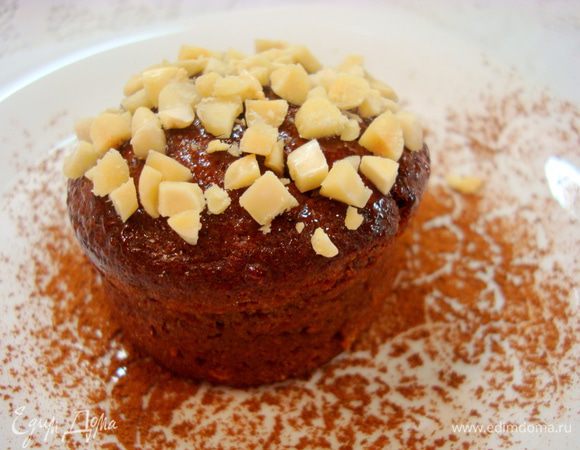 После того, как маффины полностью остыли, вы можете украсить их, а также дополнить вкусовую гамму, на ваше усмотрение. У меня это крупно-рубленный миндаль, которым я посыпала поверхность наших кексиков, предварительно смазанных разогретым апельсиновым джемом…