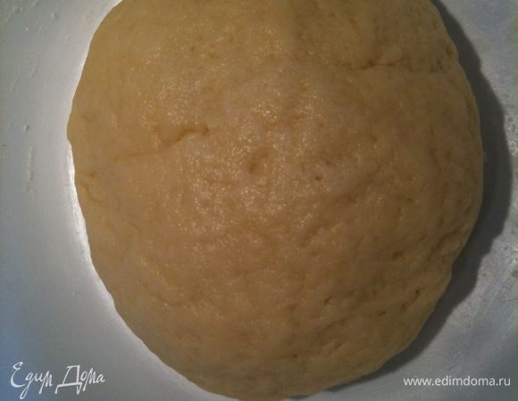 Сливочное масло растопить. В муку добавить сахар, разрыхлитель, растопленное сливочное масло и сметану. Замесить тесто...