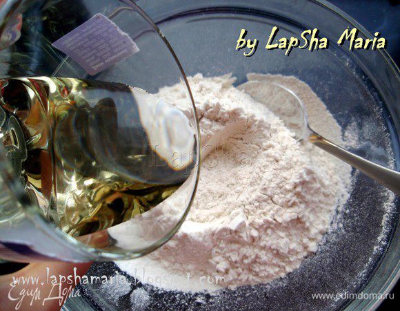 Аккуратно вливаем масло, помешивая ложкой. А затем воду тонкой струйкой по частям.