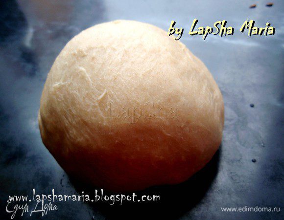 Замесим тесто руками до эластичности. И оставим его отдохнуть минимум на 30 минут в холодильнике.