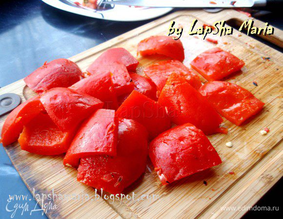 А пока подготовим все ингредиенты для начинки. В первую очередь на плите на открытом огне обожжем перец, до черноты в некоторых местах. Если у вас электрическая плита, можно сделать это в духовке на гриле при высокой температуре или на сковороде на сильном огне. Убираем перец в пакет (проверьте чтобы он был не дырявый). Плотно завязываем его и оставим на 5 минут. Все эти манипуляции мы проделываем для того, чтобы с перца легко снять шкурку. Итак, снимаем её и нарезаем перец небольшими кусочками размером с круглешок кабачка, оставив при этом немного перца на соус, буквально хвостики.