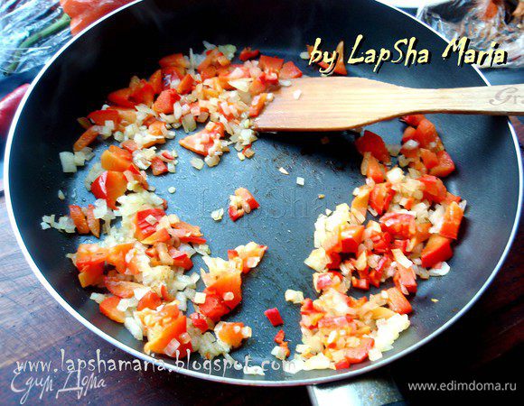 Приготовим соус, для этого мелко нарежем луковицу и обжарим её на оливковом масле. Нарежем оставшийся болгарский перец и немного перца чили и отправим к луку, потушим все вместе 5 минут.