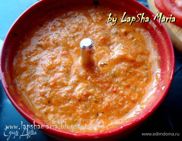 Половинку помидора нарежем на четвертинки и острым ножом срежем шкурку или опять ошпарим. Шкурку выкинем, а сам помидор нарежем мелко и добавим к луку с перцами. Еще немного потушим, минут 5–7. Посолим и добавим немного тимьяна и петрушки. Готовый соус пробьем в блендере.