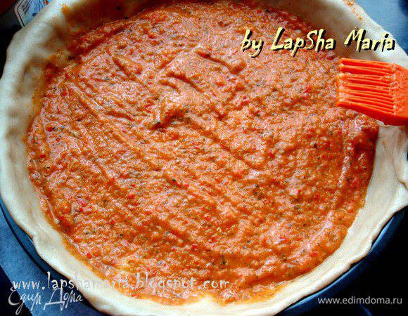 Смазать тесто соусом, отступая от края ~5см.