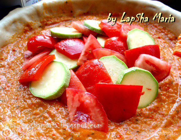 Аккуратно чередуя внахлест выложить овощи по спирали начиная с центра, оставив немного свободного места с краев, ~ 5 см.