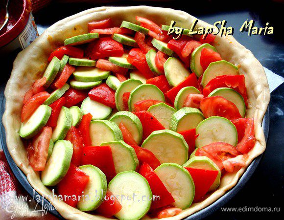 Присолить овощи немного и подогнуть края. Ставим в духовку при температуре 180С минут на 30–35.