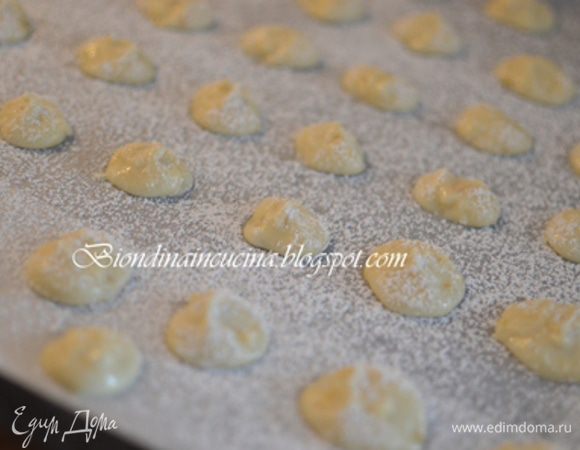 ПЕреложить тесто в кулинарный шприц и выдавить на пергамент кругляши диаметром 1 см.Посыпать сах.пудрой,дать отдохнуть 1-2 мин.
