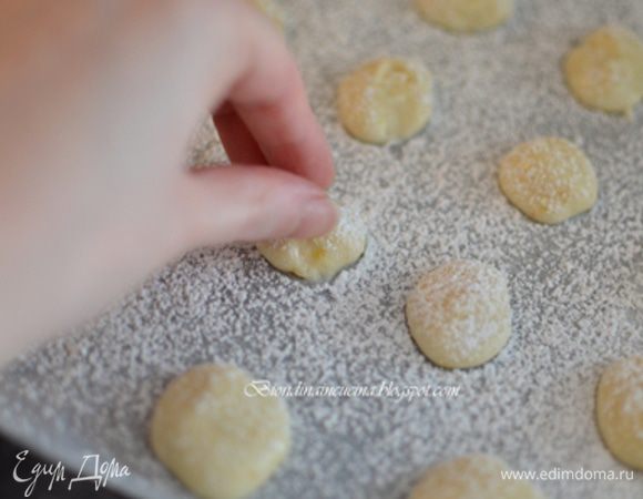 "Ущипнуть" слегка каждый кругляшок и поставить амаретти в духовку на 8-10 мин.