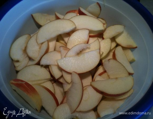 У яблок удалить серцевинку и порезать тонкими ломтиками...