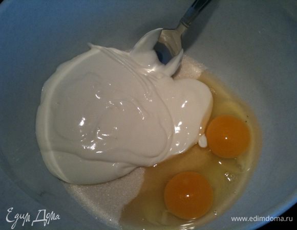 В отдельной посуде смешать яйца, сахар, сметану, крохмал и ванилин...