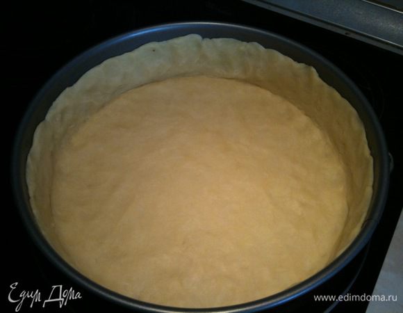Тесто выложить в разьемную форму, сформировав бортики...