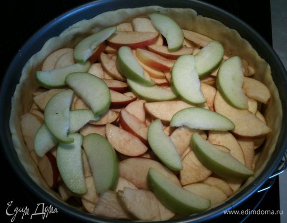 На тесто выложить яблоки...