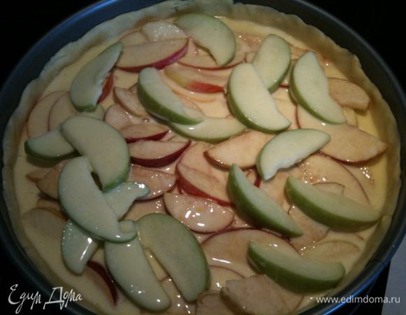 Яблоки аккуратно залить заливкой...