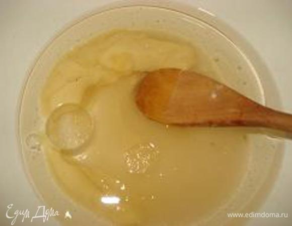 В чашку налить теплой воды, добавить мед, сахар, соль и растительное масло. Все хорошо перемешать.