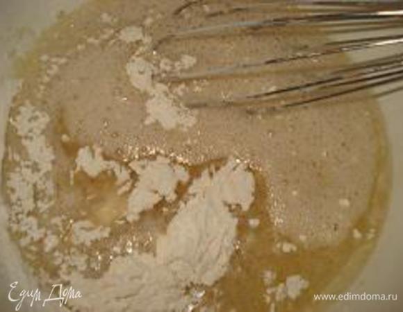 Муку просеять вместе с содой и добавить в жидкие ингредиенты, перемешивая венчиком до однородности. Тесто должно быть без комочков, немного жиже, чем тесто для оладьев. В тесто можно добавить дробленые орехи, мелкопорезанные сухофрукты, изюм.