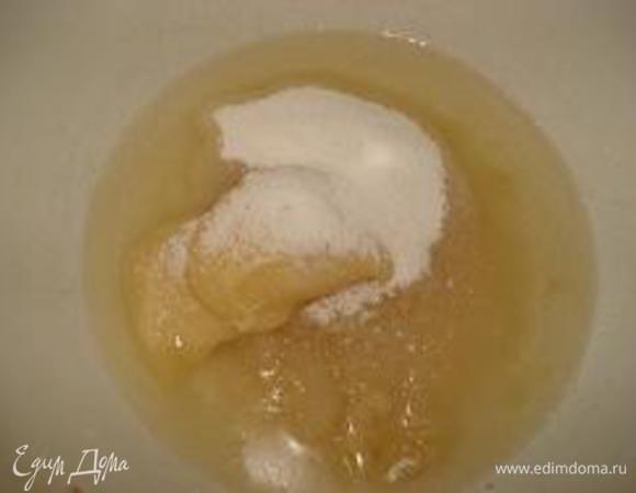 Вишню разморозить, собравшийся сок на дне чашки слить в стакан. Он нам пригодится в дальнейшем. В глубокой чашке смешать растительное масло, мед, сахар, ванильный сахар и соль и все перемешать.