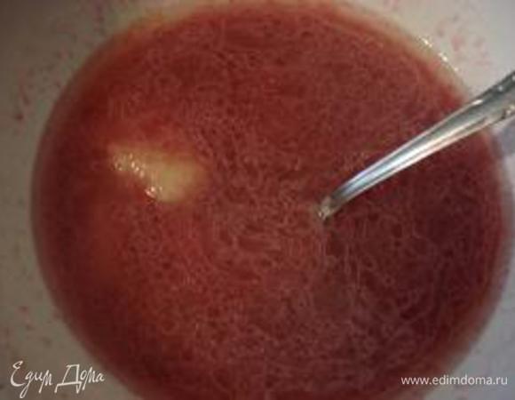 В образовавшийся вишневый сок в стакане долить теплой воды, чтобы получился полный стакан. Добавить вишневую воду к жидким ингредиентам.