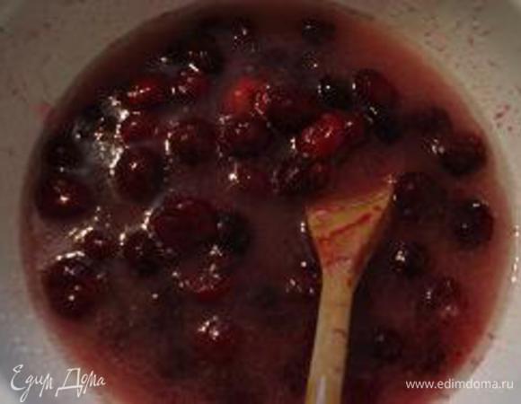 Добавить вишню и просеянную муку с какао и разрыхлителем. Хорошо все перемешать.