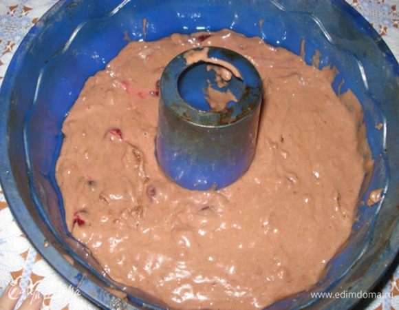 Форму смазать маслом и вылить аккуратно в нее тесто.