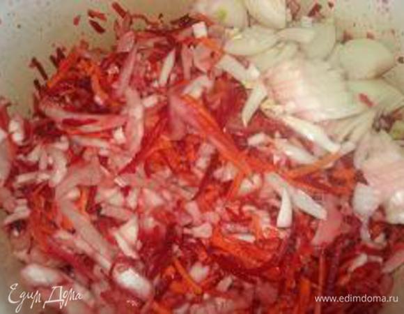 Нашинкуйте в кастрюлю капусту, немного посолите и помните руками, чтобы выделился сок. Морковь и свеклу натрите на крупной терке, луковицу разрежьте на 4 части и мелко нарежьте. Добавьте лук, морковь и свеклу к капусте.