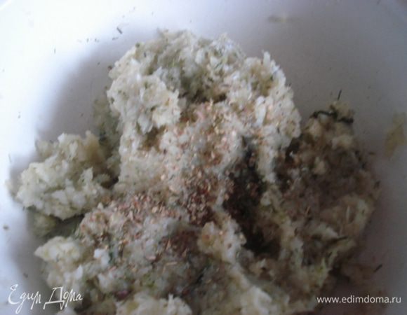 Капусту разрезать на 4 части и проварить 10 минут в подсоленной кипящей воде. Затем откинуть на дуршлаг, дать стечь воде и пропустить через мясорубку вместе с луком, чесноком и укропом.